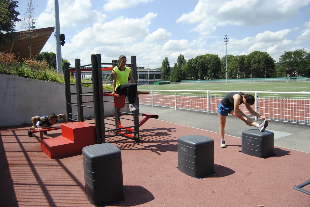 Naturalny trening siłowy — mężczyzna ćwiczący z własną masą ciała